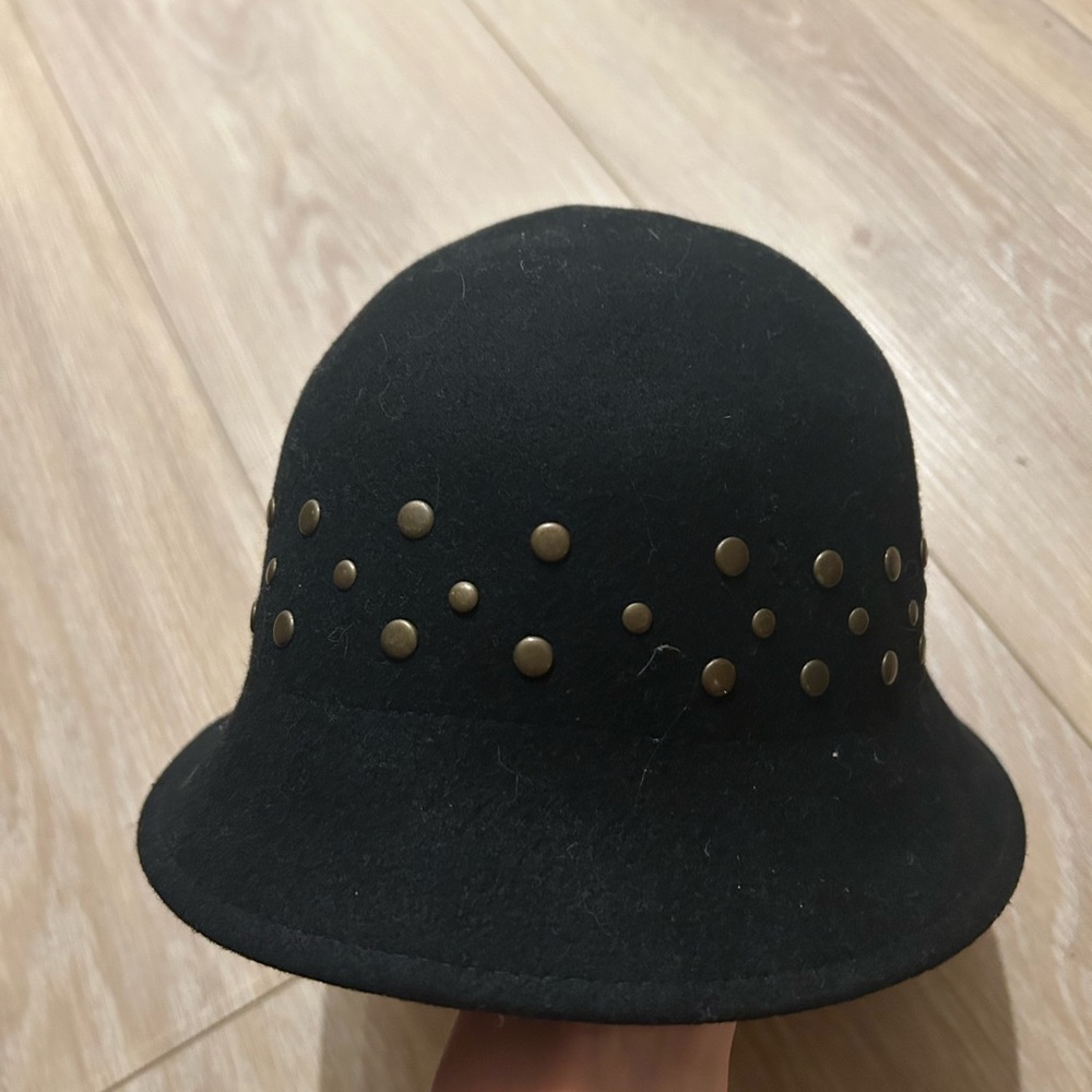 Bucket hat in clack with bronze studs